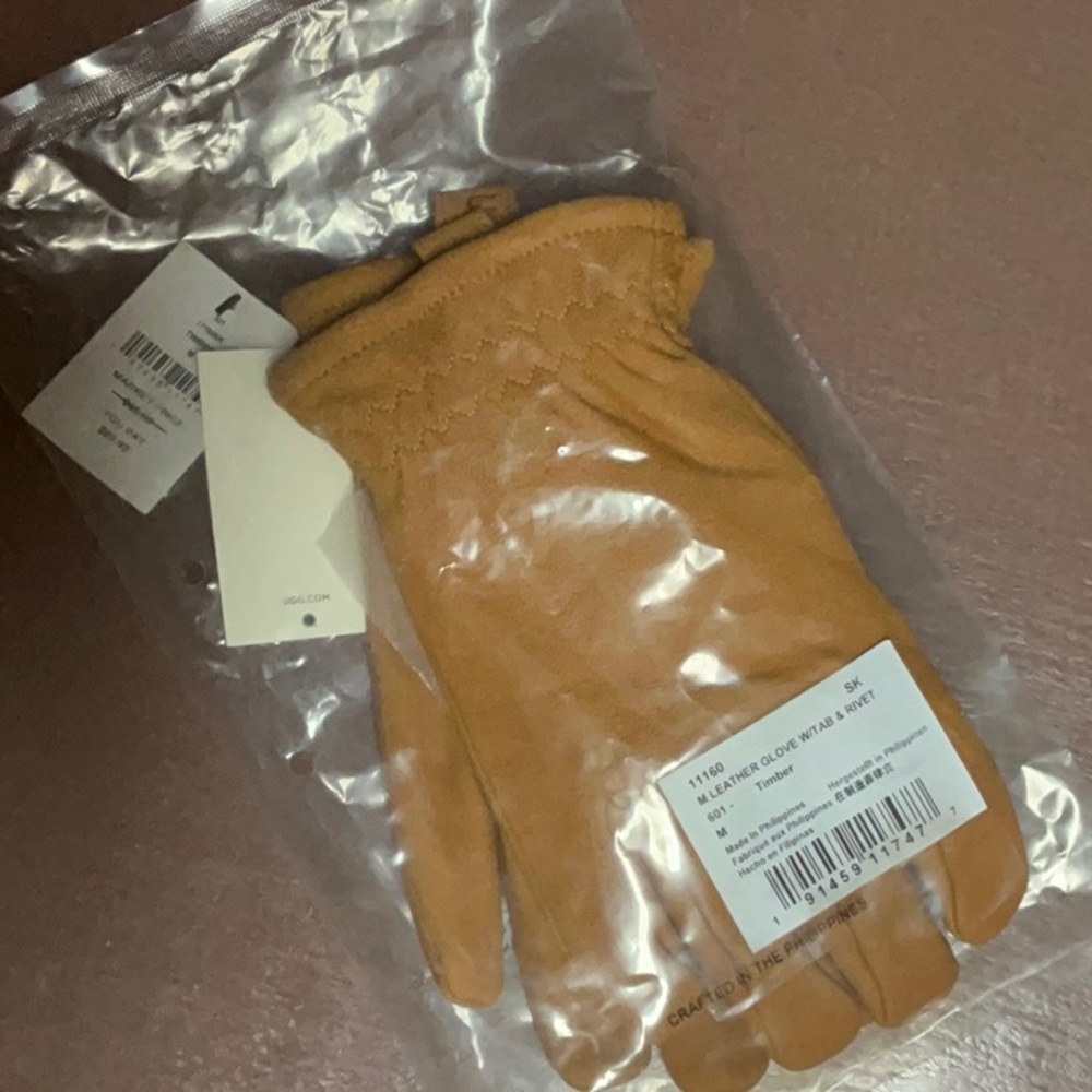 Men’s leather UGG gloves, lined for warmth